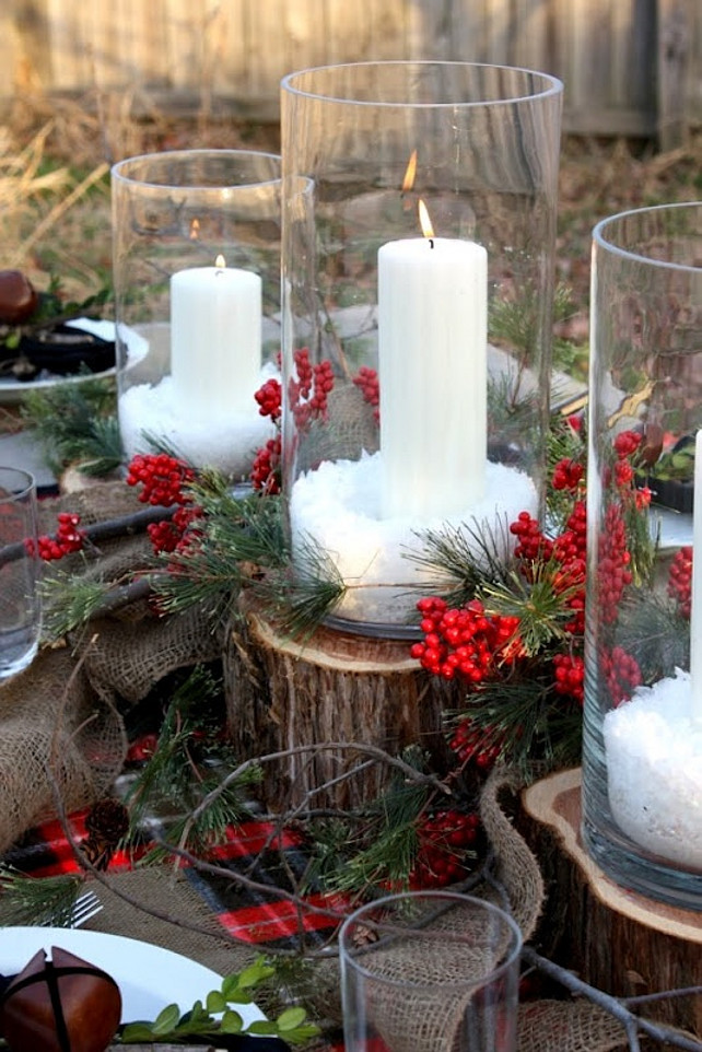 A Natural Christmas Tablescape. Natural Christmas Decor Ideas. Easy Christmas Decor Ideas. Via Sweet Something Designs.