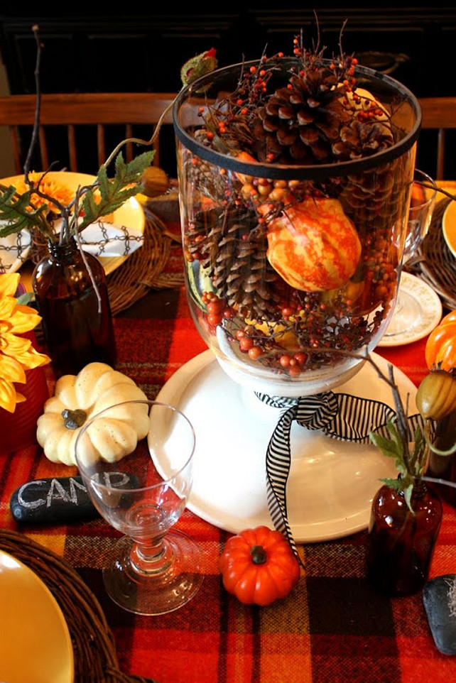 Easy Thanksgiving Table Centertpiece Ideas. #ThanksgivingDecor Via Sweet Something Design.