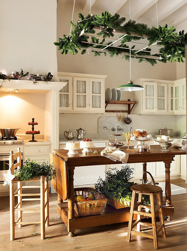 Kitchen Christmas Decor Ideas. #KitchenChristmasDecor ElMueble via Nicety.