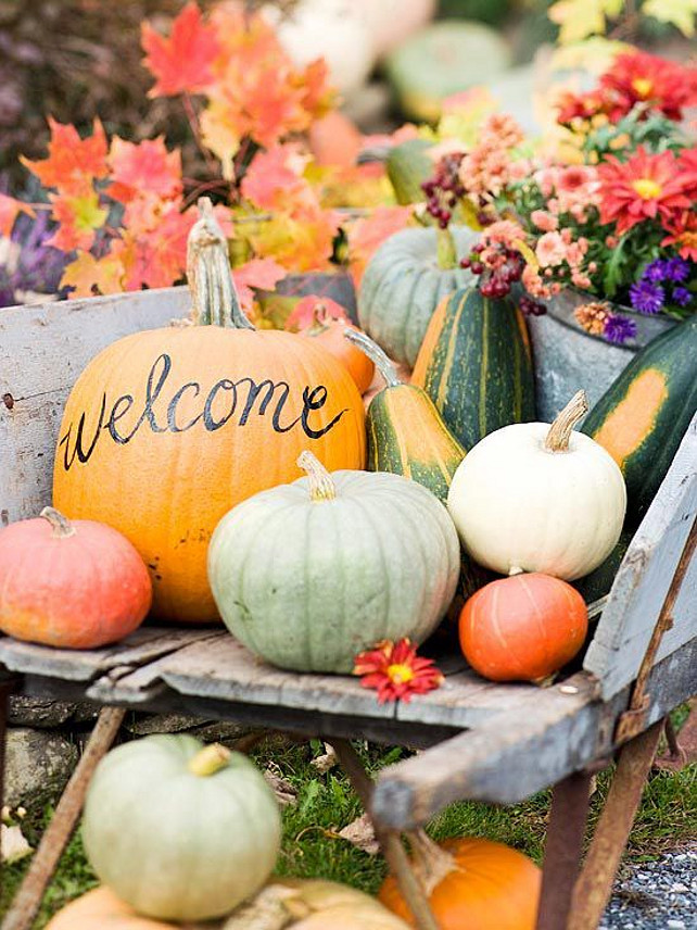 Thanksgiving Outdoor Decor Ideas. Via The Sweetest Occasion.