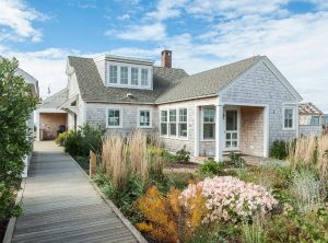 Cape Cod Beach Cottage Design - Home Bunch Interior Design Ideas