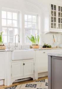 Classic Coastal Style Kitchen Design - Home Bunch Interior Design Ideas