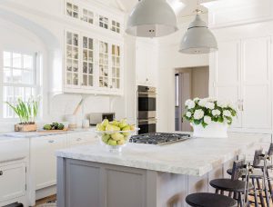 Classic Coastal Style Kitchen Design - Home Bunch Interior Design Ideas