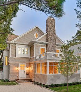 Beach Cottage with Neutral Coastal Interiors - Home Bunch Interior ...