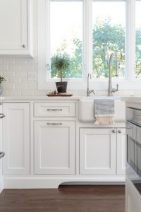 Classic White Kitchen in Benjamin Moore Chantilly Lace - Home Bunch ...