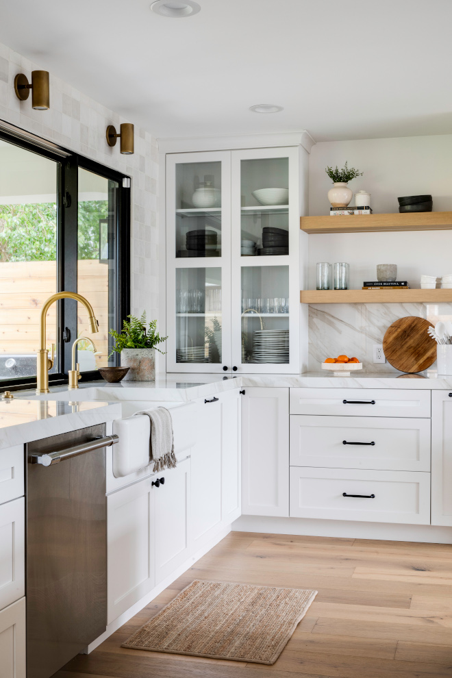 White Kitchen Paint Color Benjamin Moore Simply White White Kitchen Paint Color #WhiteKitchen #PaintColor #BenjaminMooreSimplyWhite #KitchenPaintColor