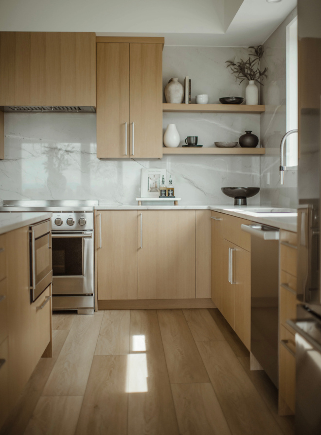 You can’t go wrong when you combine shades of white and warm wood tones in a kitchen white oak kitchen #shadesofwhite #warmwoodtones#kitchen #whiteoakkitchen