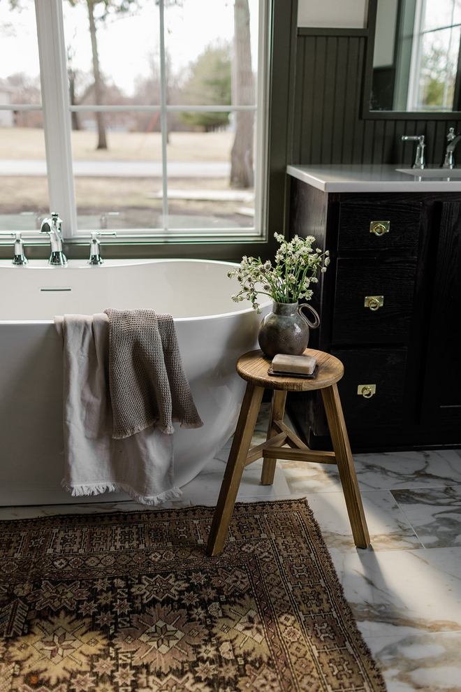 The blend of natural colors and textures found in this bathroom wraps you in an atmosphere of tranquility and warmth, creating a sanctuary where you can unwind and reconnect with yourself