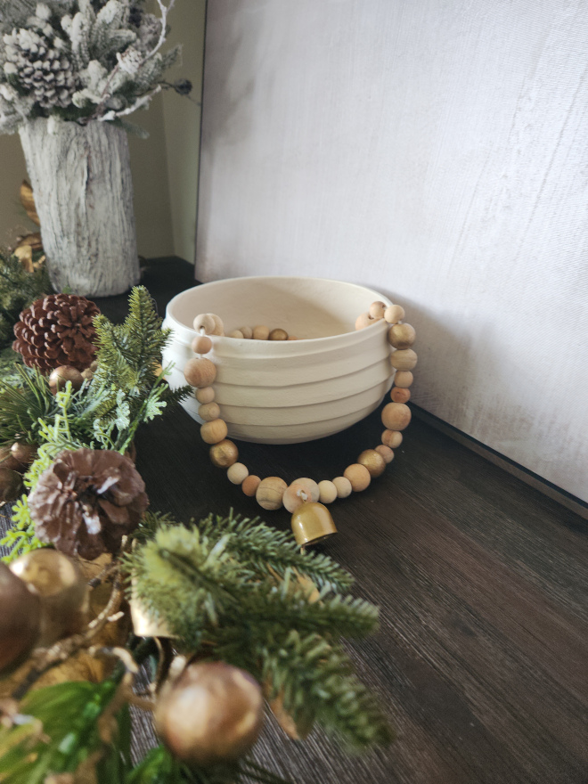 Bowl decorated with beaded garland Bowl decorated with beaded garland Bowl decorated with beaded garland #Bowl #decor #beadedgarland