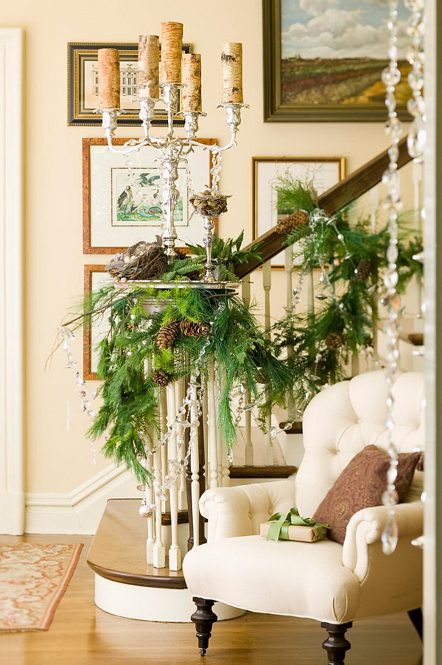 Foyer Christmas Decor Ideas. #FoyerChristmasDecorIdeas #FoyerChristmas Midwest Living via Nicety.