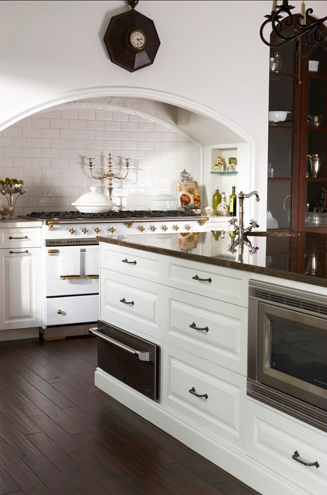 https://homebunch.com/wp-content/uploads/Kitchen-Range-Ideas.-Traditional-Kitchen-Range.-Kitchen-Range.jpg