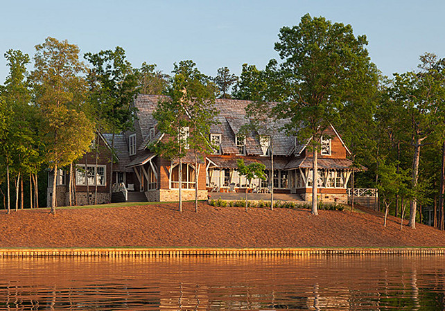 Lake House. Rustic, elegant rustic lake house with inspiring interiors. #LakeHouse #LakeHouseInteriors