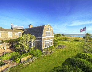 Classic Hamptons Beach House for Sale - Home Bunch Interior Design Ideas