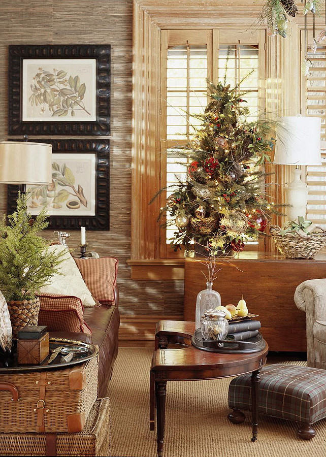 Traditional Christmas Decorating Ideas. #TraditionalChristmasDecoratingIdeas. Rustic Christmas Ideas #TraditionalChristmasDecor #TraditionalChristmas Midwest Living via Nicety.