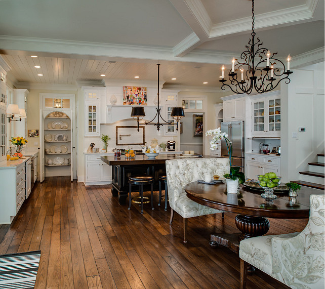 Traditional Kitchen Design. Traditional Kitche Design Ideas. Classic Traditional Kitchen with custom island and white cabinets. #TraditionalKitchen #TraditionalKitchenDesign #TraditionalKitchenIdeas