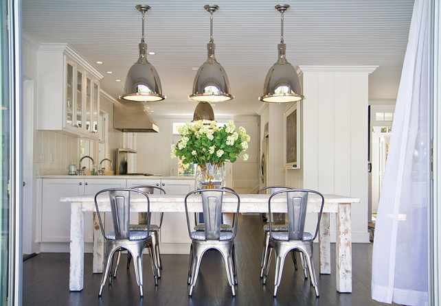 White Kitchen. Modern White kitchen with combined eating nook. #WhiteKitchen #Kitchen #WhiteKitchenDesign Chango & Co.